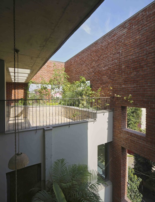 砖墙面纱 · 新德里拥挤社区中的宁静绿洲-8