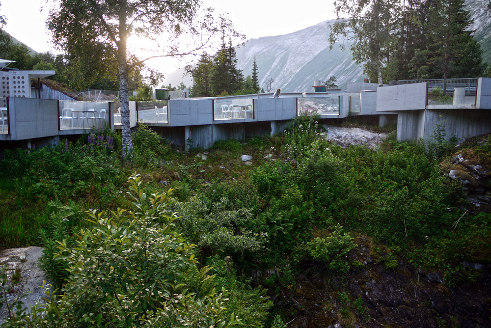 景区悬挑在悬崖上的桥-10