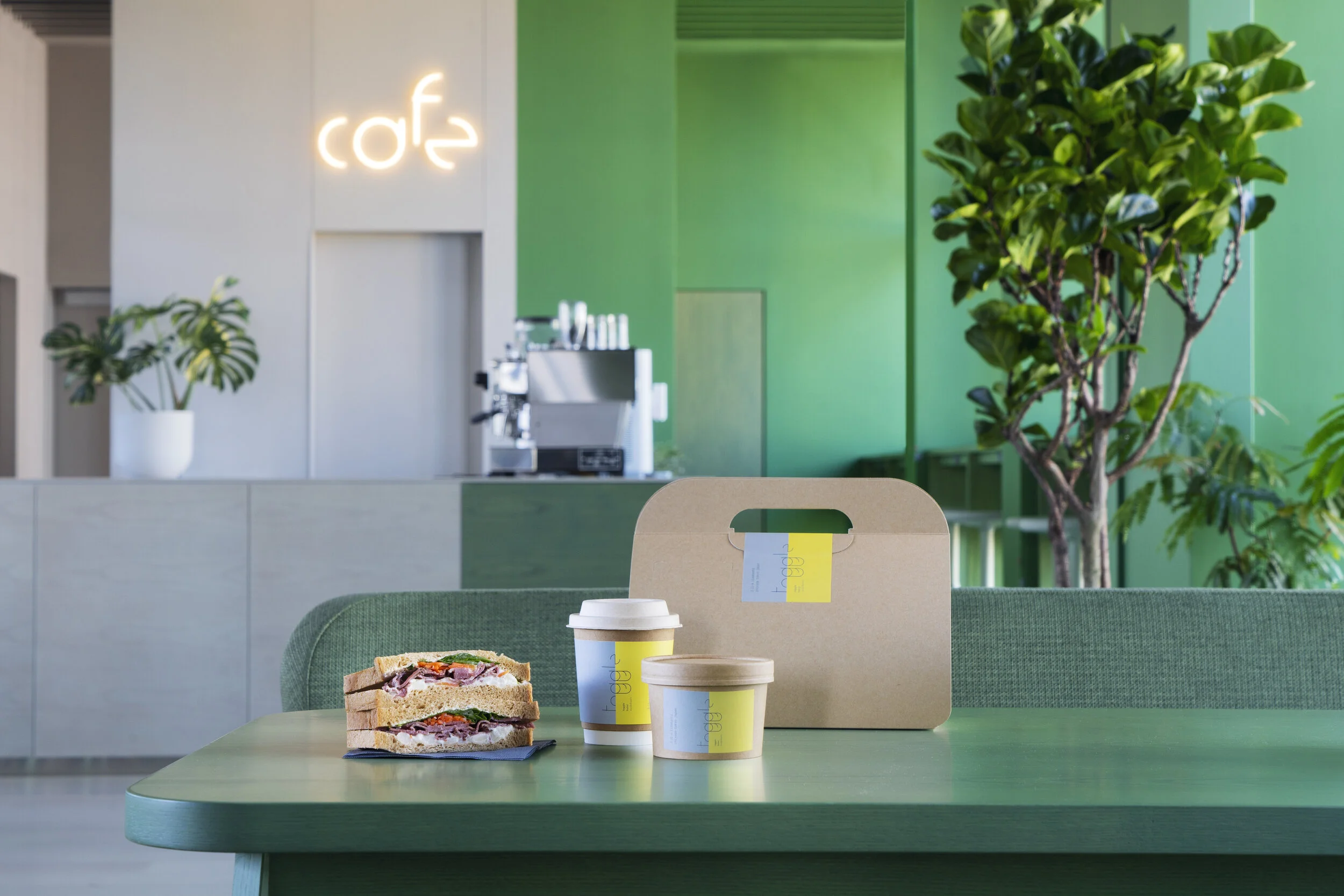 翻身酒店；如果Toggle在此处不为人熟知义项，也可能是意有所指的特定名称，可直译为托格尔酒店 但严格按你需求的唯一性来说，因缺乏语境难以得到百分百准确的答案，若可提供更多原文语境，我将给出更精准翻译 丨日本东京丨Klein Dytham architecture-27