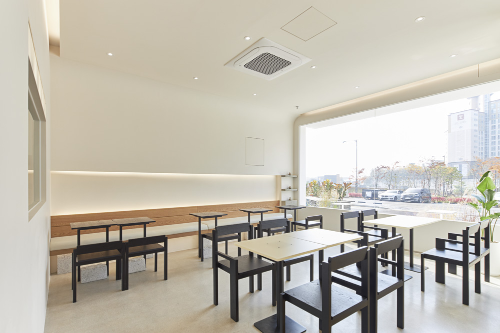 白色木纹打造宁静咖啡厅空间-10