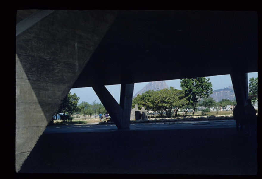 巴西里約熱內盧現代藝術博物館:建築大師 Affonso Eduardo Reidy 採V形柱列、懸吊樓板,打造現代主義建築經典 | FAM-51