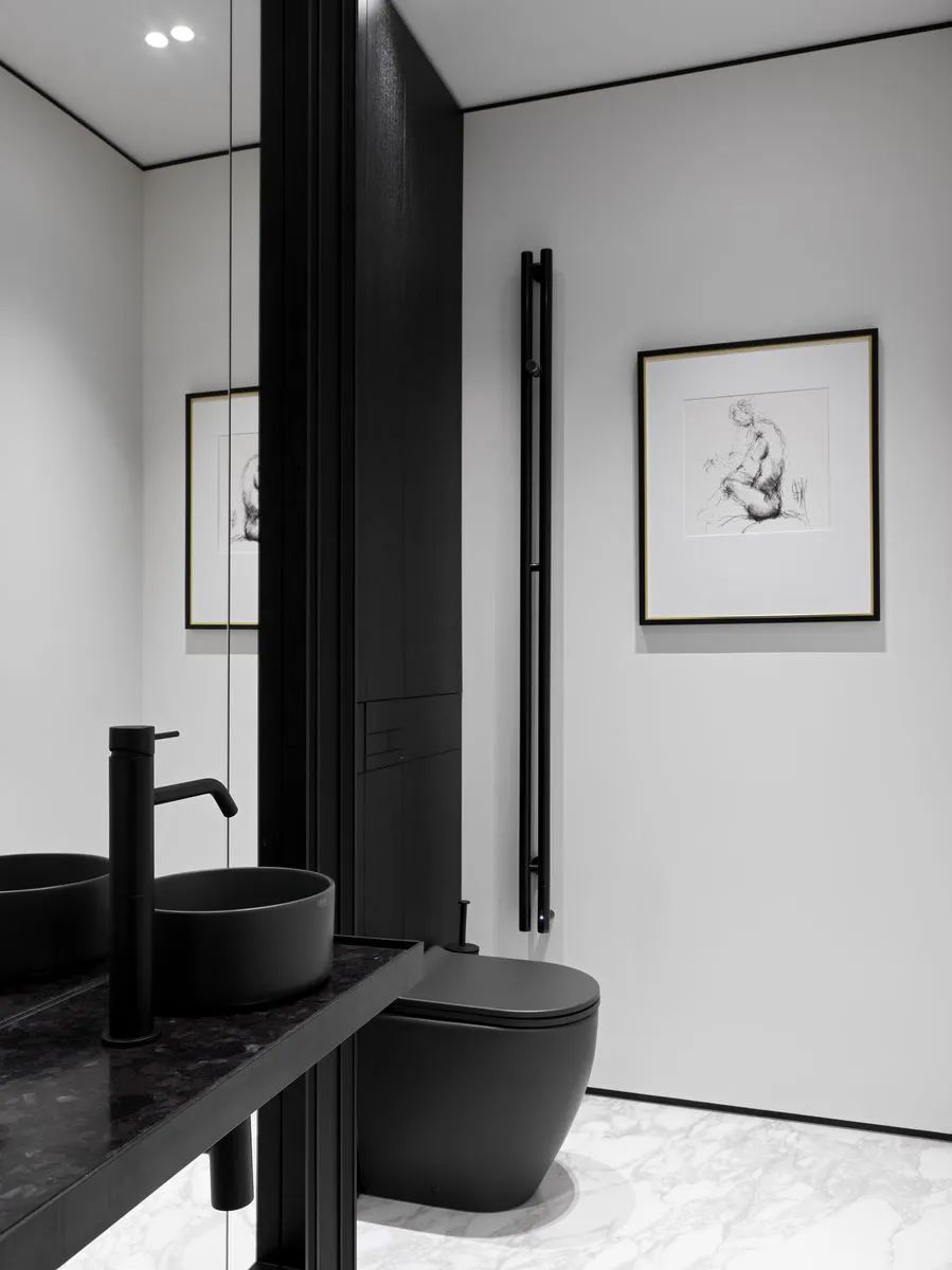 黑奢极简三口之家精致公寓丨Studio Artimitro Interiors-36