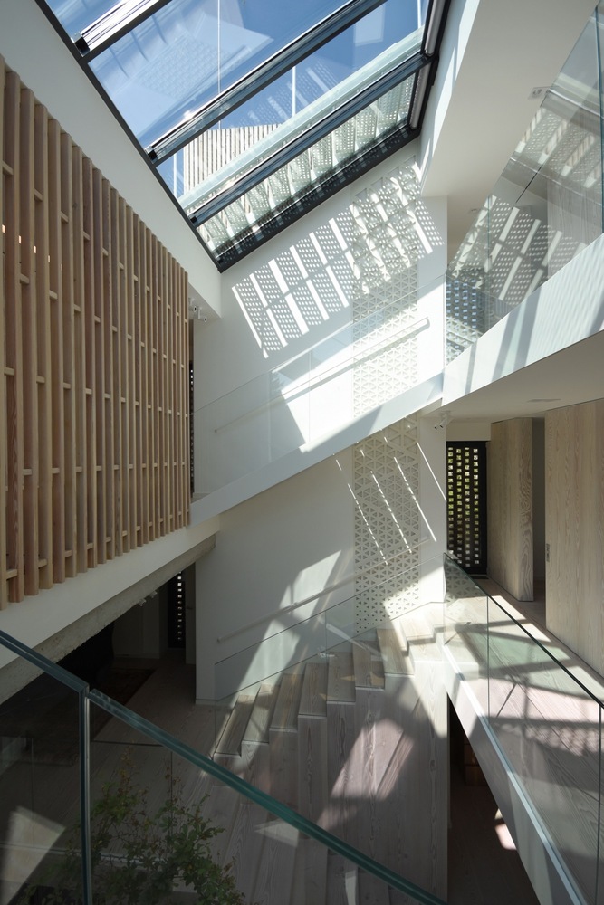 罗马尼亚四口之家垂直住宅，自然材料与光影共舞-30