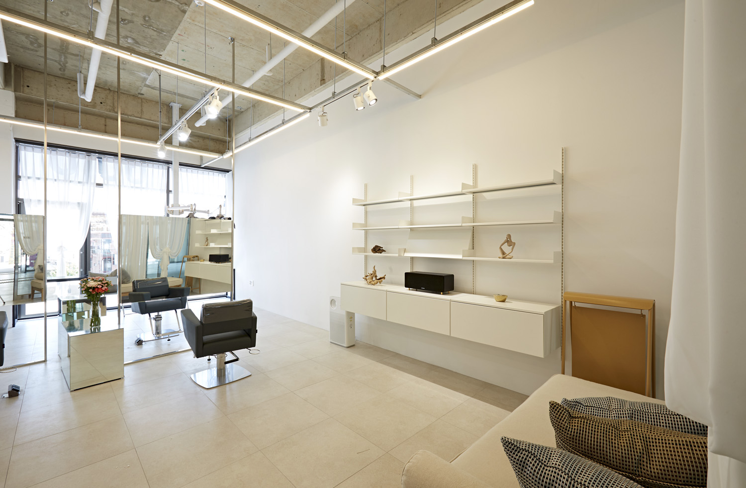 20 平米美妆店的现代风格设计-12