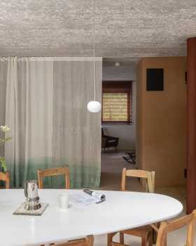 Hé Architectuur Transform 1990s Belgian Fermette with Rrammed Earth Walls and Winter Garden.
