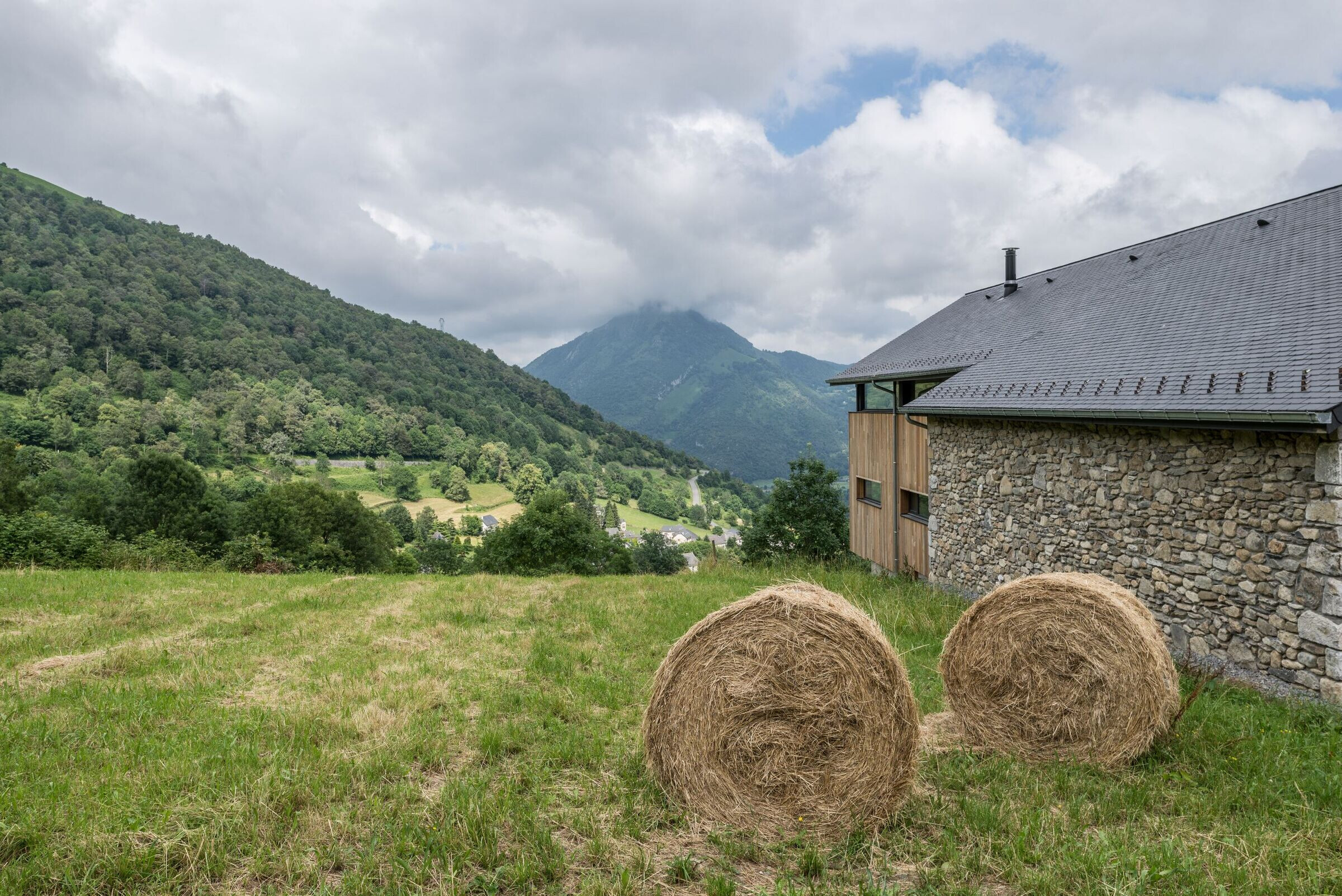 融合自然的法国比利牛斯山脉生物气候住宅-17