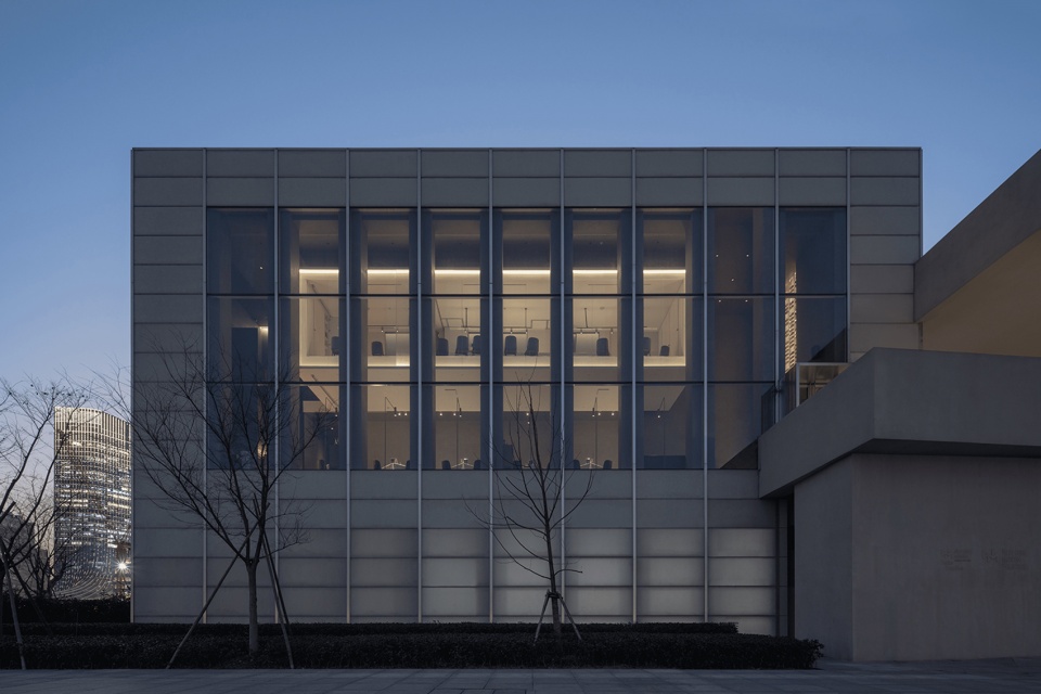 上海西岸美术馆餐厅 | 谦逊优雅的悬浮“白盒”-10