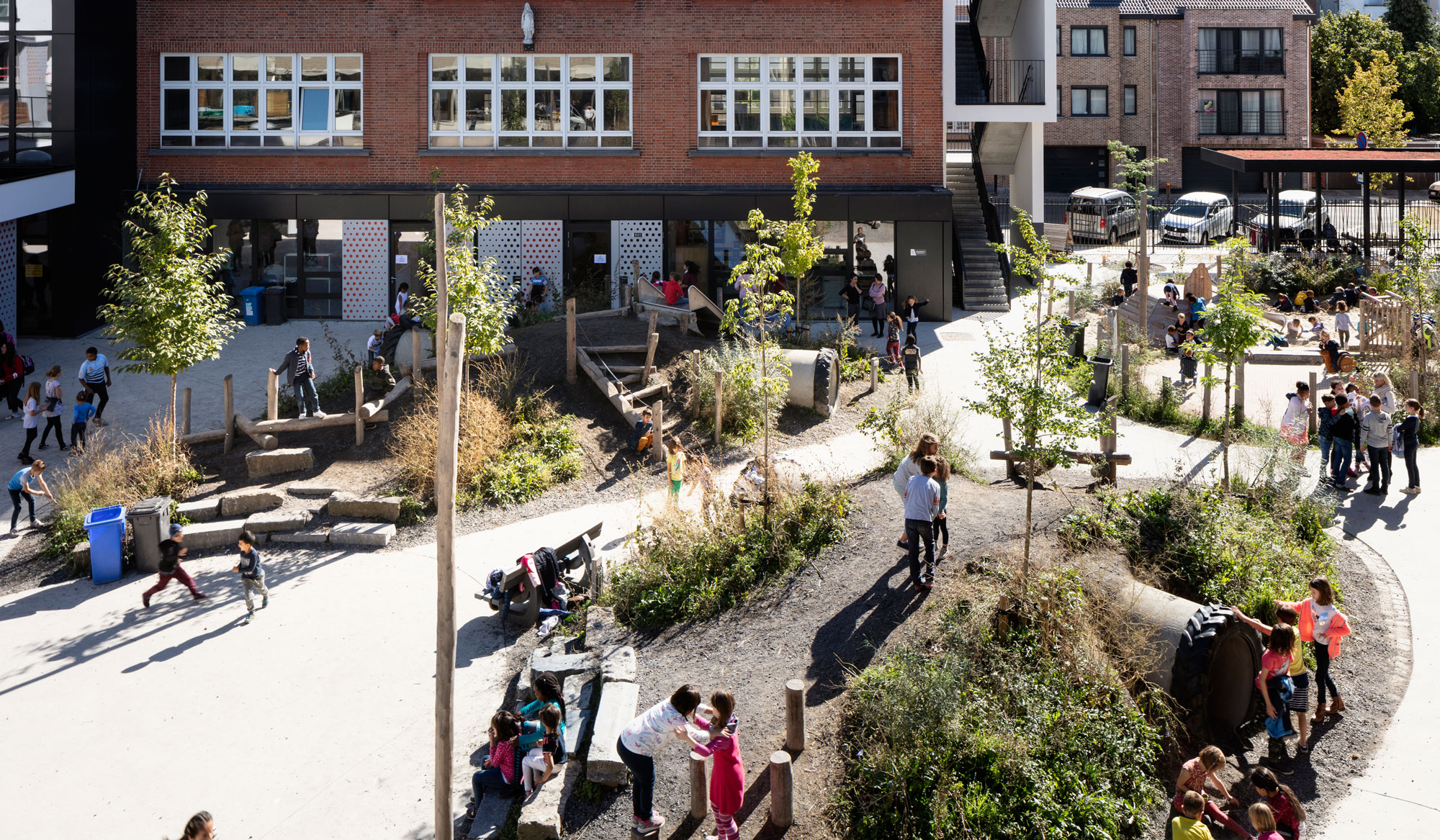 比利时校园灰色操场变身绿色冒险乐园-0