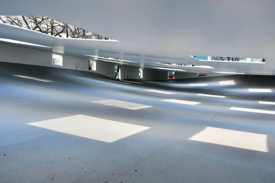 日本“最空白”建筑！无墙无柱无固定用途，59扇天窗让雨水阳光随意进出！网友：躺着发呆都变浪漫了-79