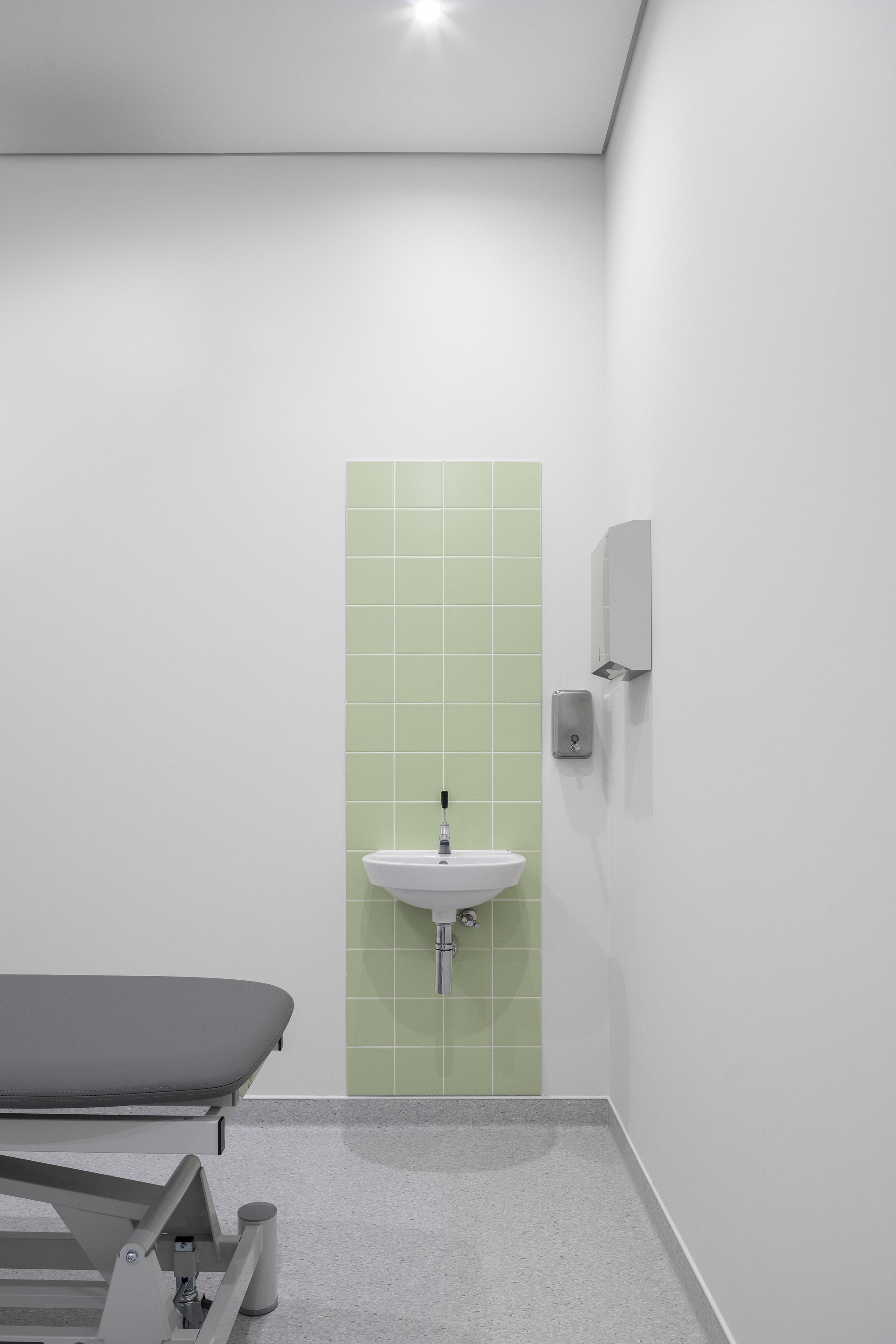 Physiotherapy Clinic / Hinterland Architecture Studio-25