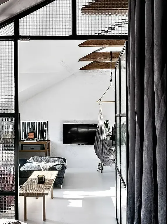 阁楼公寓的现代革新 | 玻璃隔墙与悬挂式吊床-4