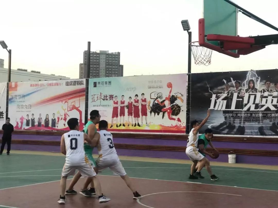 街头篮球赛激情对决,室内设计展现运动魅力-26