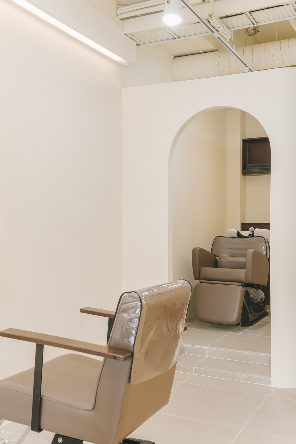 白色与木质，打造 10 平米的清新美容空间-14