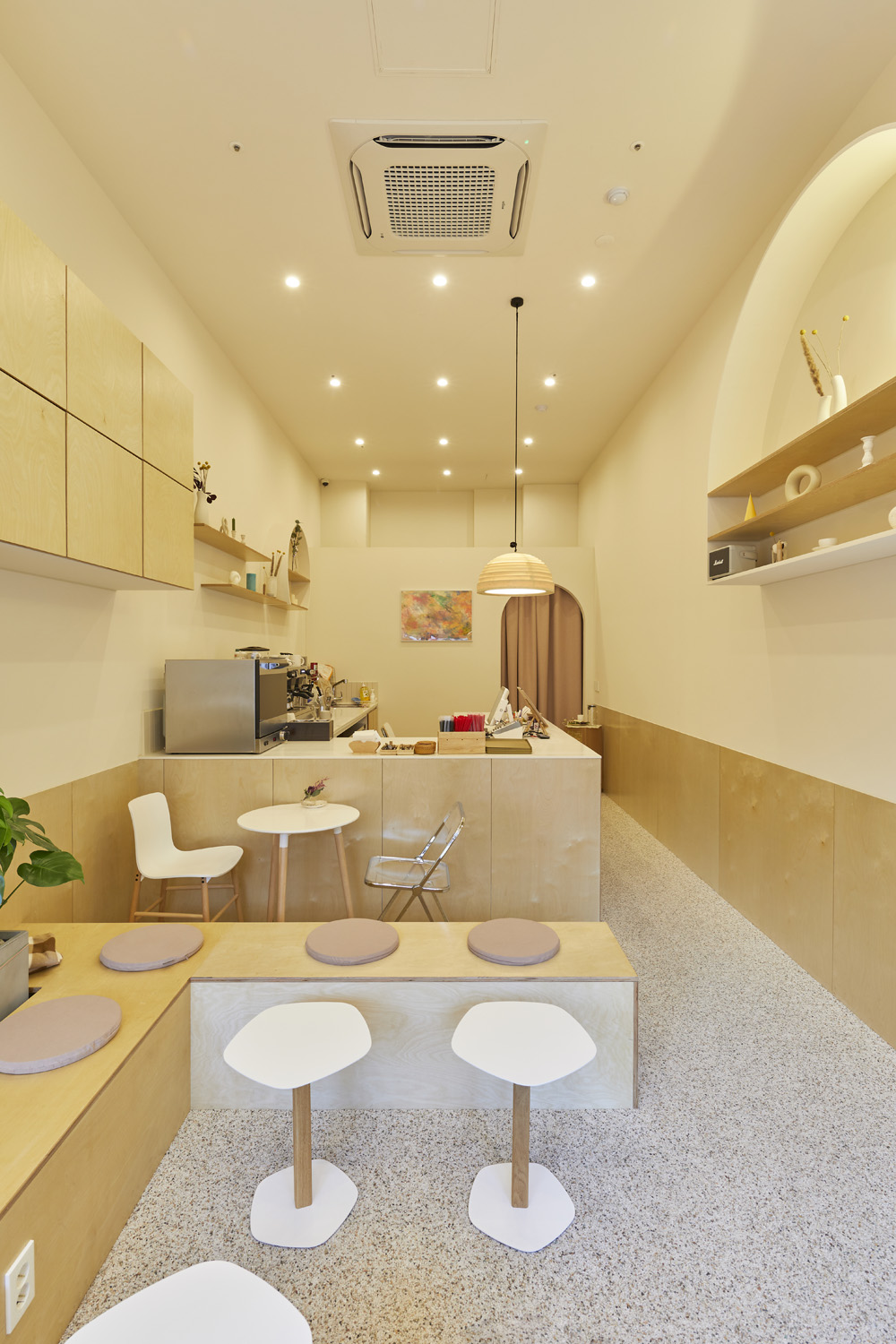 白色与木纹的极简设计 | 10 平米咖啡厅-15