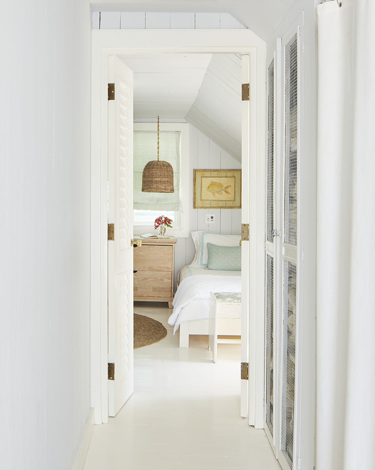 Playful Chatterbox House by de la Guardia Victoria Architects Urbanists, Inc. uses pink and turquoise to create colour pops in a perfect seaside home 有趣的Chatterbox House由德拉瓜迪亚维多利亚建筑师,城市,公司。使用粉红色和绿松石在一个完美的海滨家园创造颜色的持久性有机污染物。-16