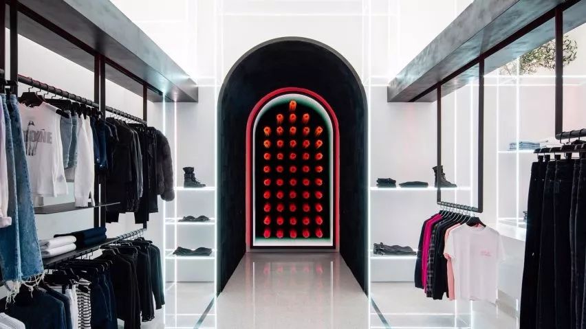 精致的玻璃货架照亮了Las Vegas精品店-1