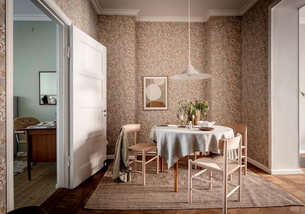 瑞典哥德堡公寓的花卉墙纸餐厅设计-1