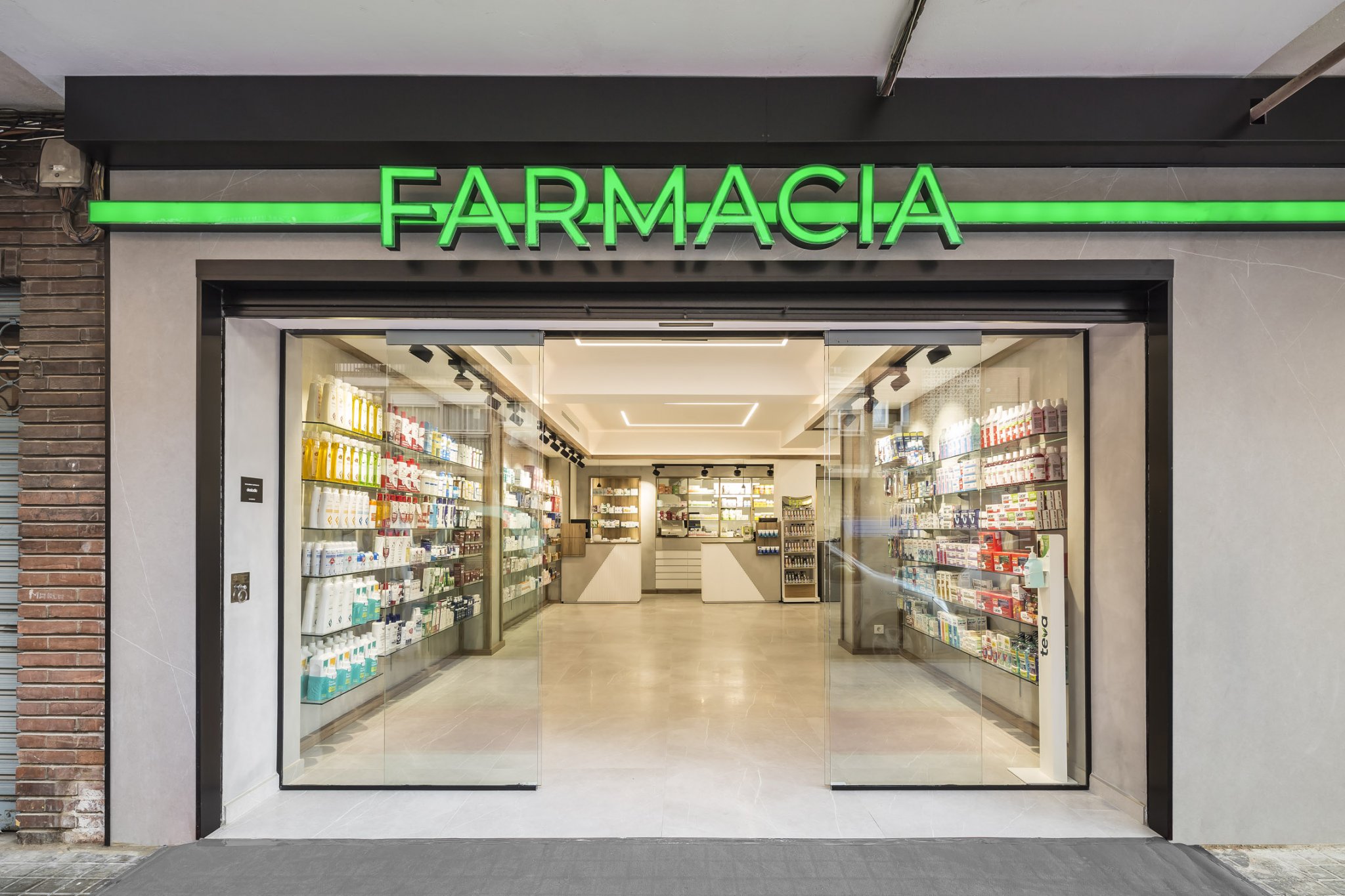 Farmacia Consuelo Giner 药店整体改造项目丨Destudio-0