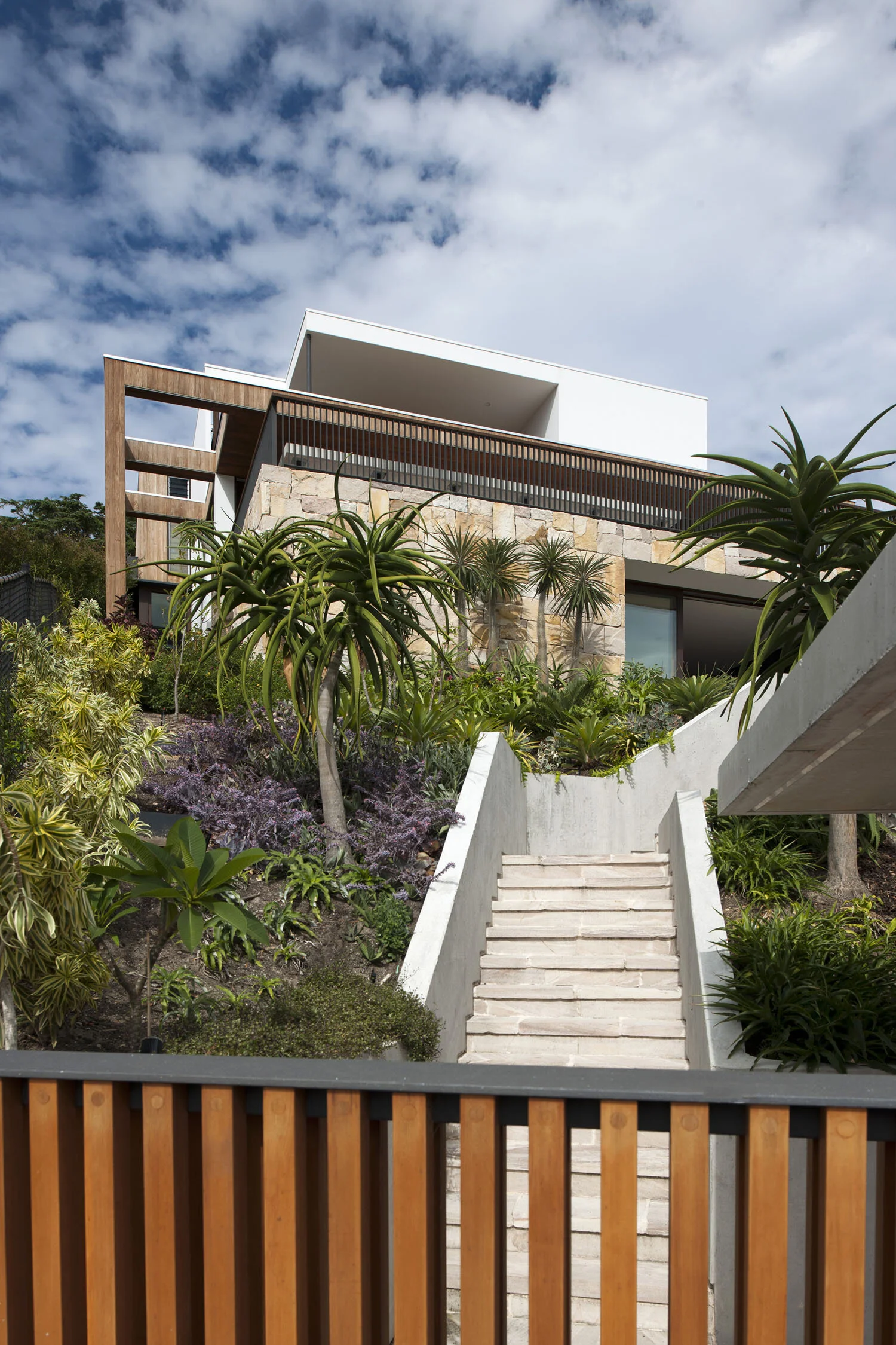 转手房；倒卖房（注：flipped house常见指低价买入后装修再高价卖出的房子，转手房倒卖房是比较贴合意思的常见表达，可根据实际语境选择更合适的）

若强调严格对应一个精准表述，转手房相对更通用简洁 ，以下为单一翻译：
转手房丨MCK Architects-27