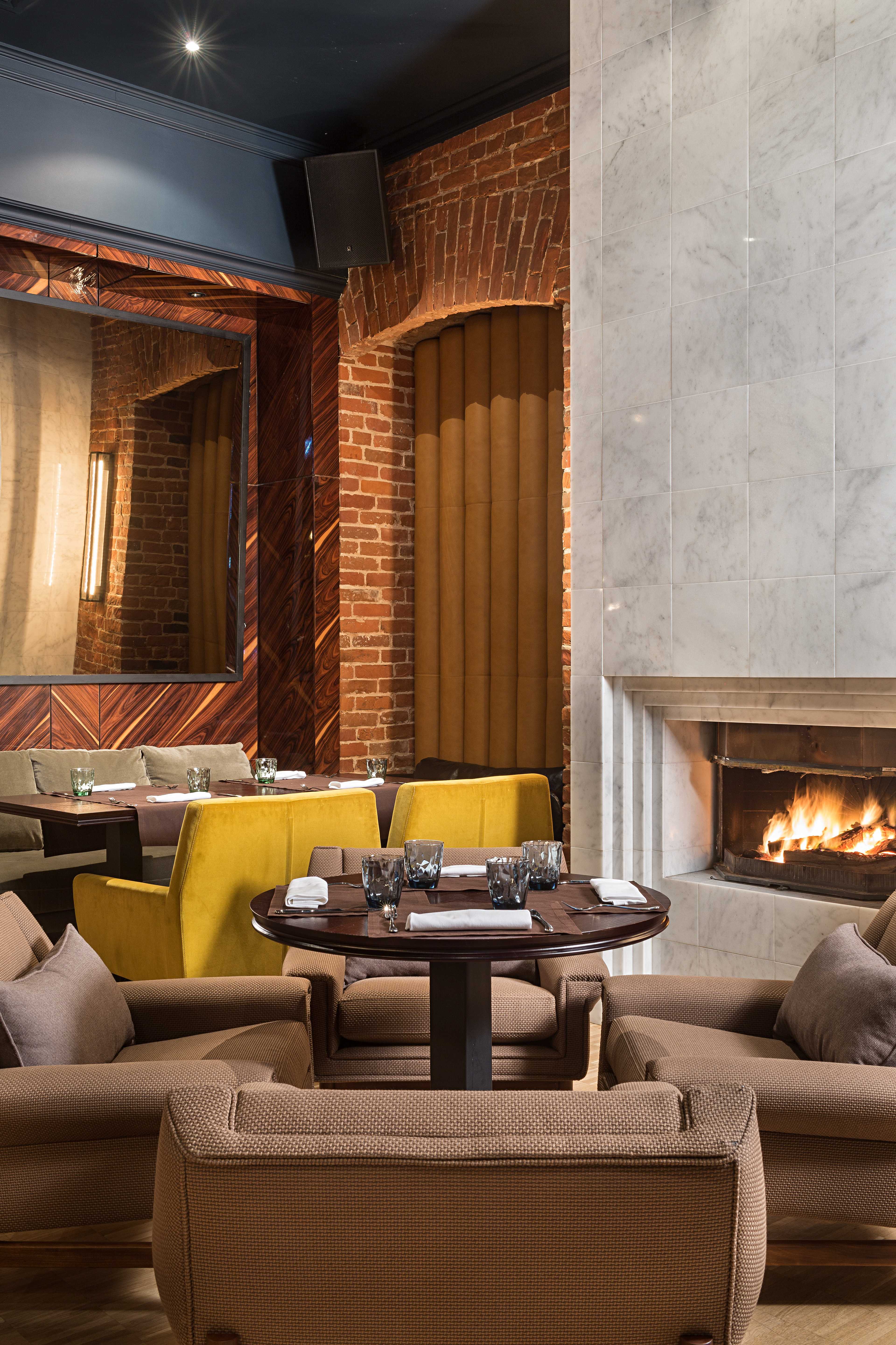 漂浮的黑色钢楼梯 | 揭秘 Maleewicz 餐厅设计亮点-8