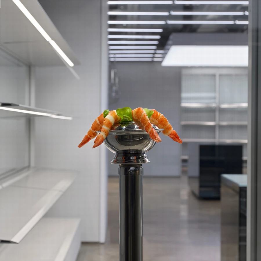 巴黎世家与安德鲁·j·格林的创新合作,通过”永恒符号”系列作品，重新诠释了巴黎世家的标志性风格 - 米尚丽零售设计网 MISUNLY- 美好品牌店铺空间发现者-6