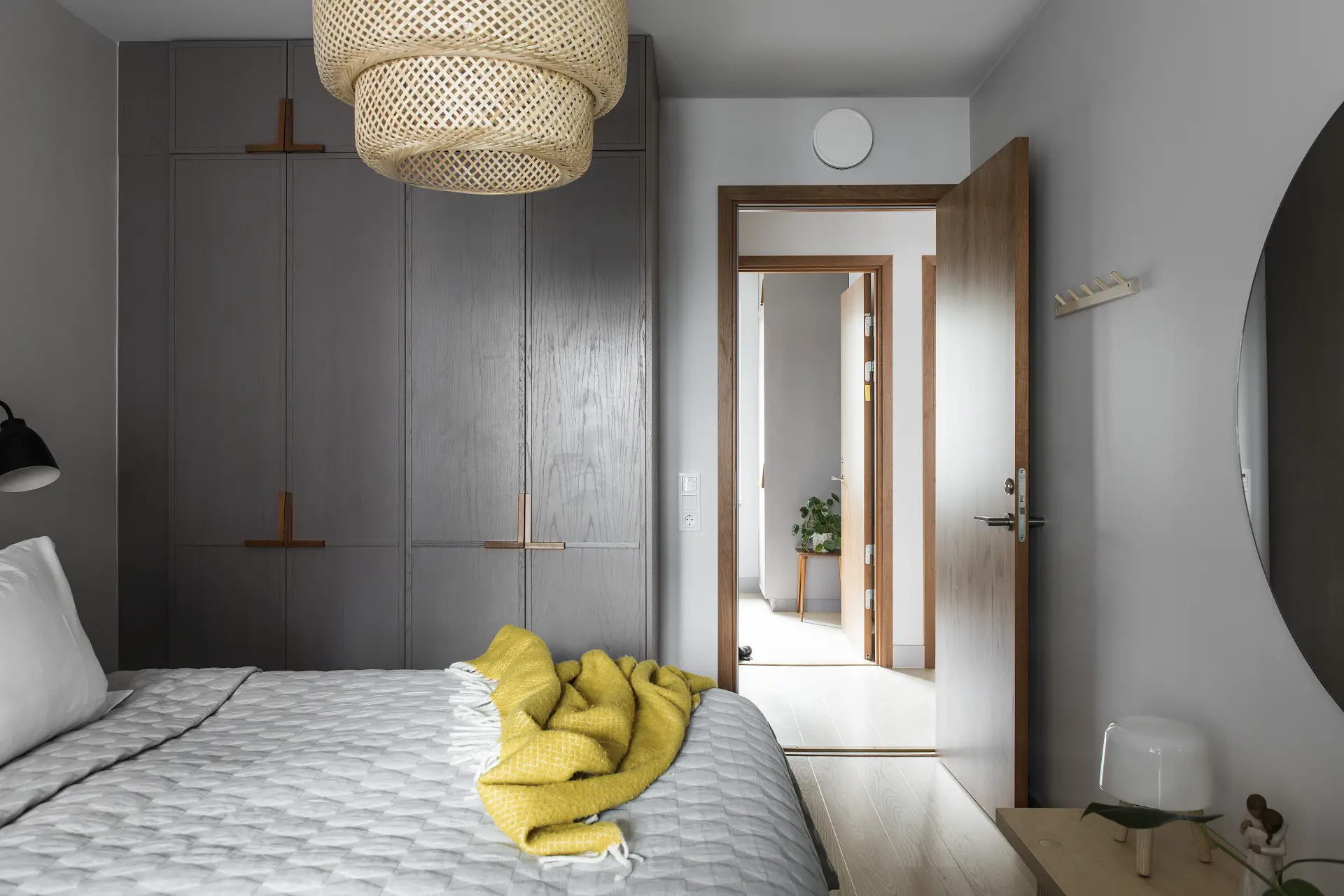 瑞典设计师打造纽约风格家庭公寓，水景阳台成亮点-13