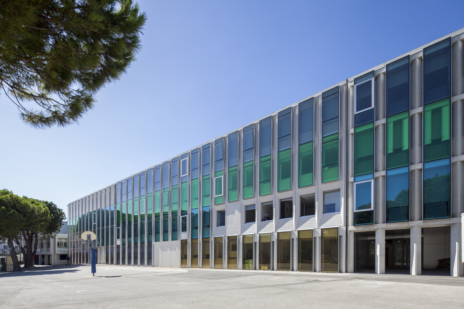 法国尼斯 Simone Veil 中学,融入环境的和谐设计-28