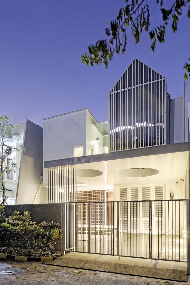 印尼 Sunter 区度假风格住宅,融入当地特色-16