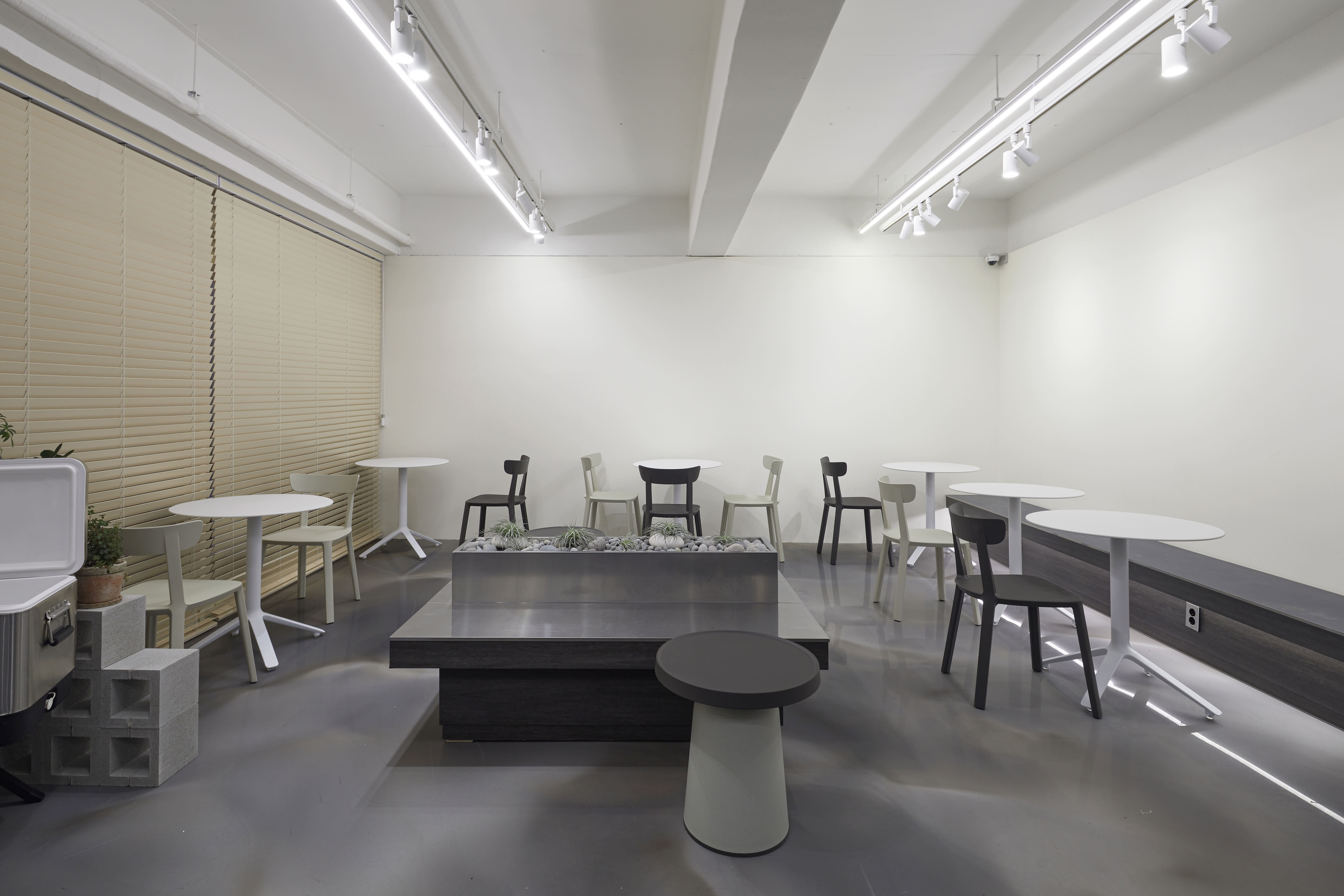 24 平米现代简约咖啡厅设计-5