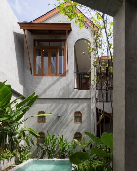 Hidden Garden Hostel / Full Scale Studio