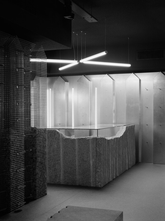 葡萄牙古堡风格鞋店设计丨Estudio Além-22