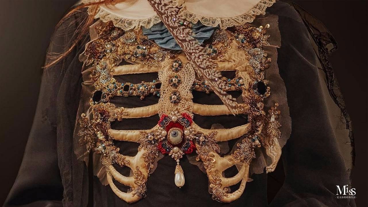 古驰 2019 早春秀 | 死亡与浪漫的奇妙融合-17