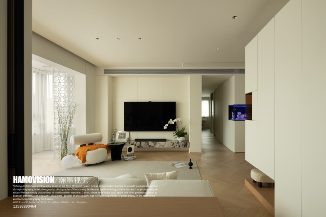 奶油色空间中的极简艺术丨中国上海丨年·演播室-10