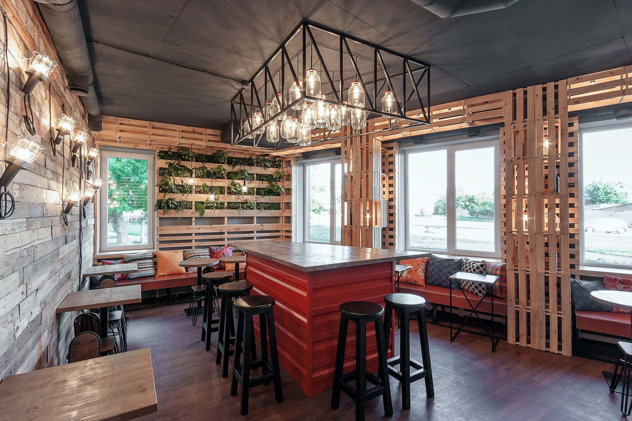 乌克兰 PENKA 咖啡吧 | 木质温馨空间与创意金属灯饰的完美结合-22