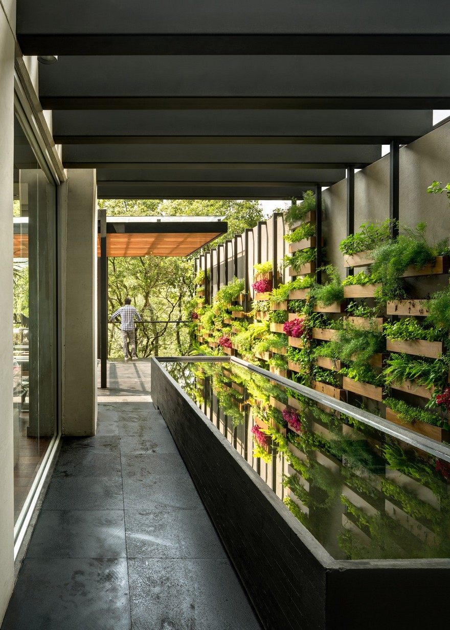 Jardin Apartment Provides a Close Connection of Living Spaces with Patios and Interior Gardens-27