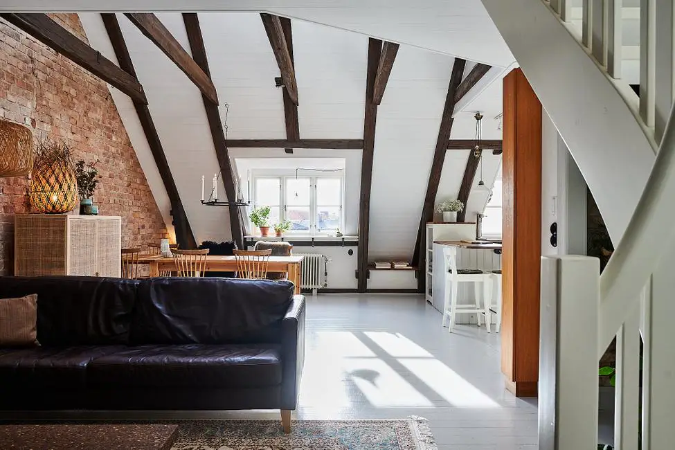 瑞典 1929 年老建筑里的魅力砖墙复式公寓-2