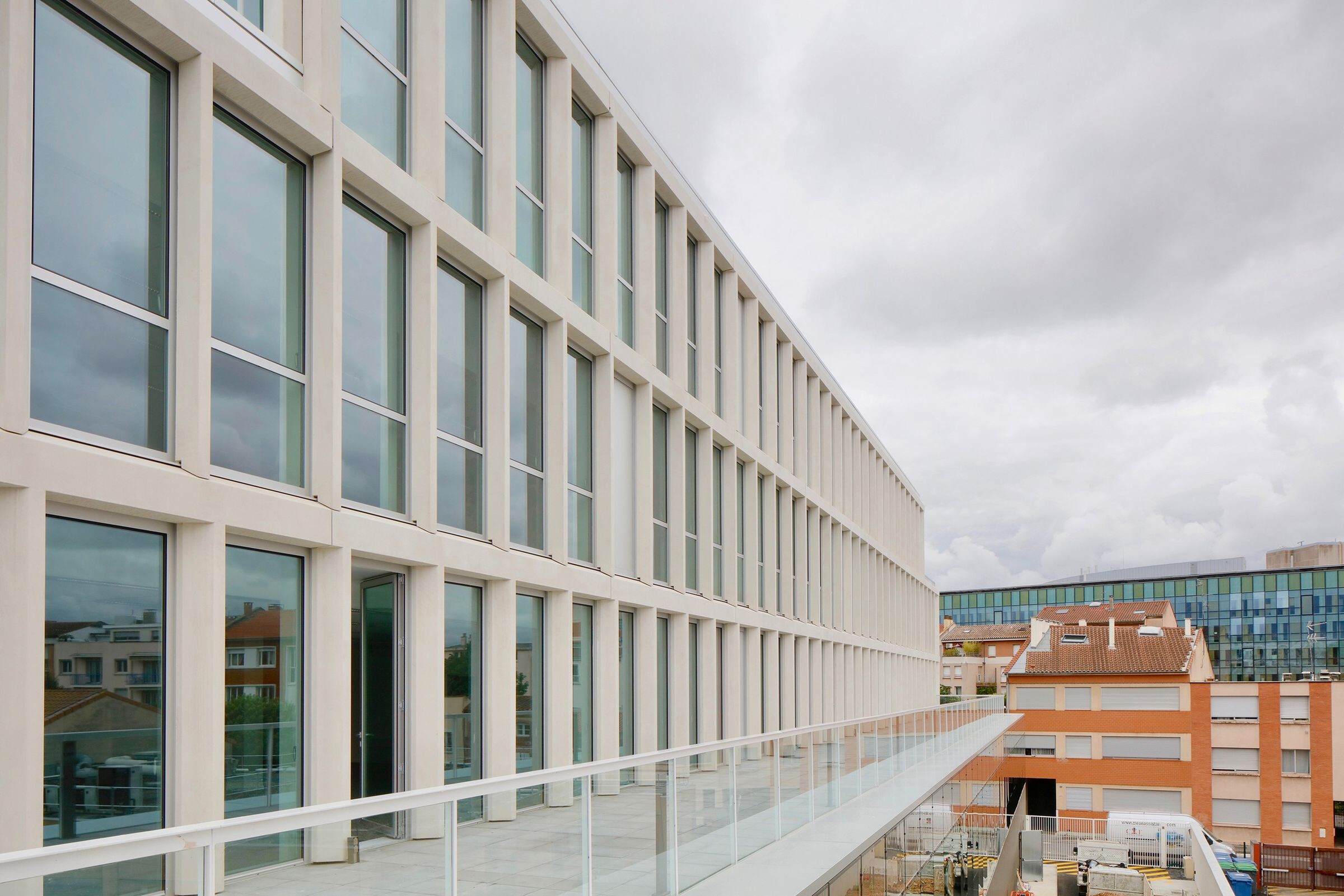 法国图卢兹“河畔”办公楼设计-26