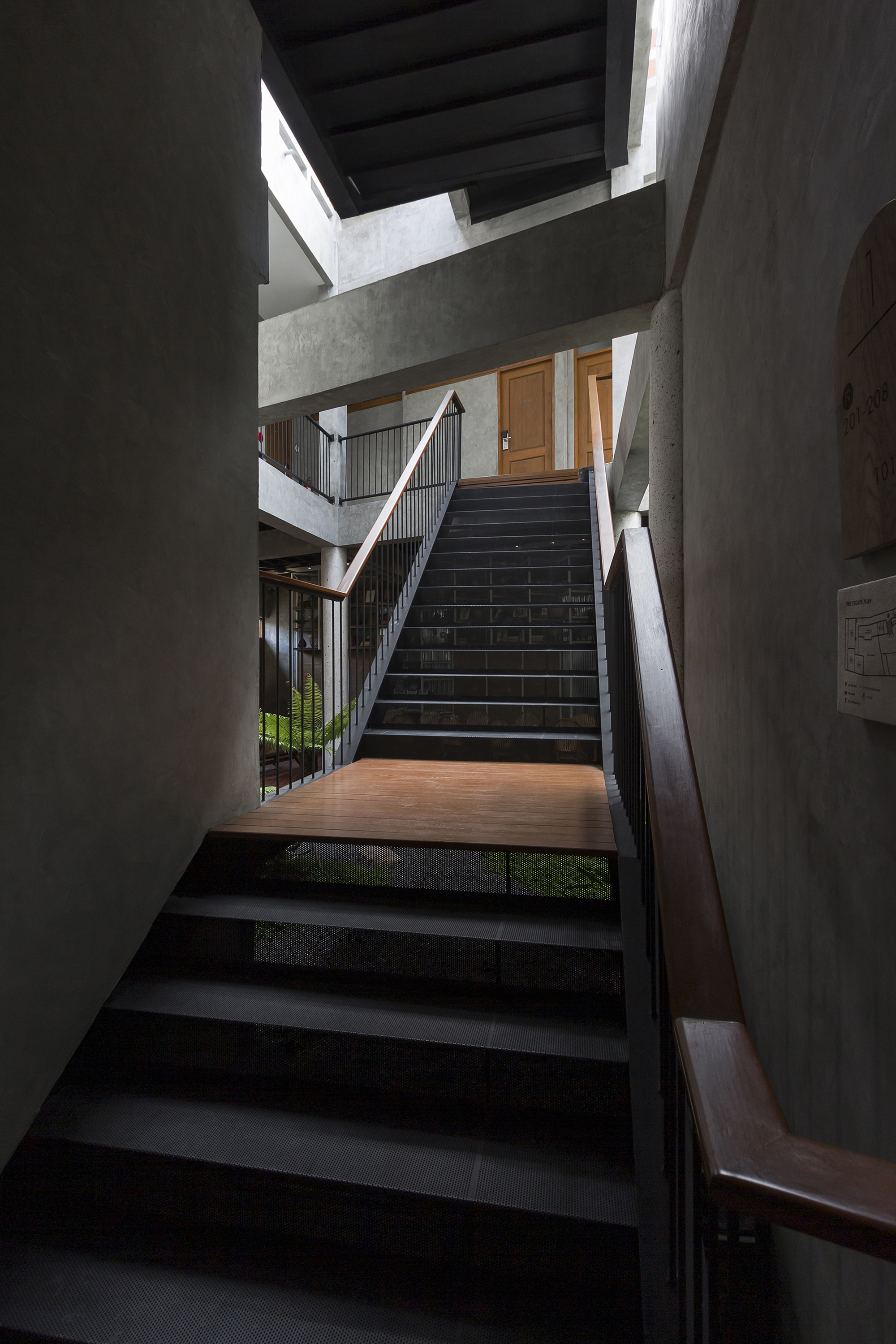 Hidden Garden Hostel / Full Scale Studio-54