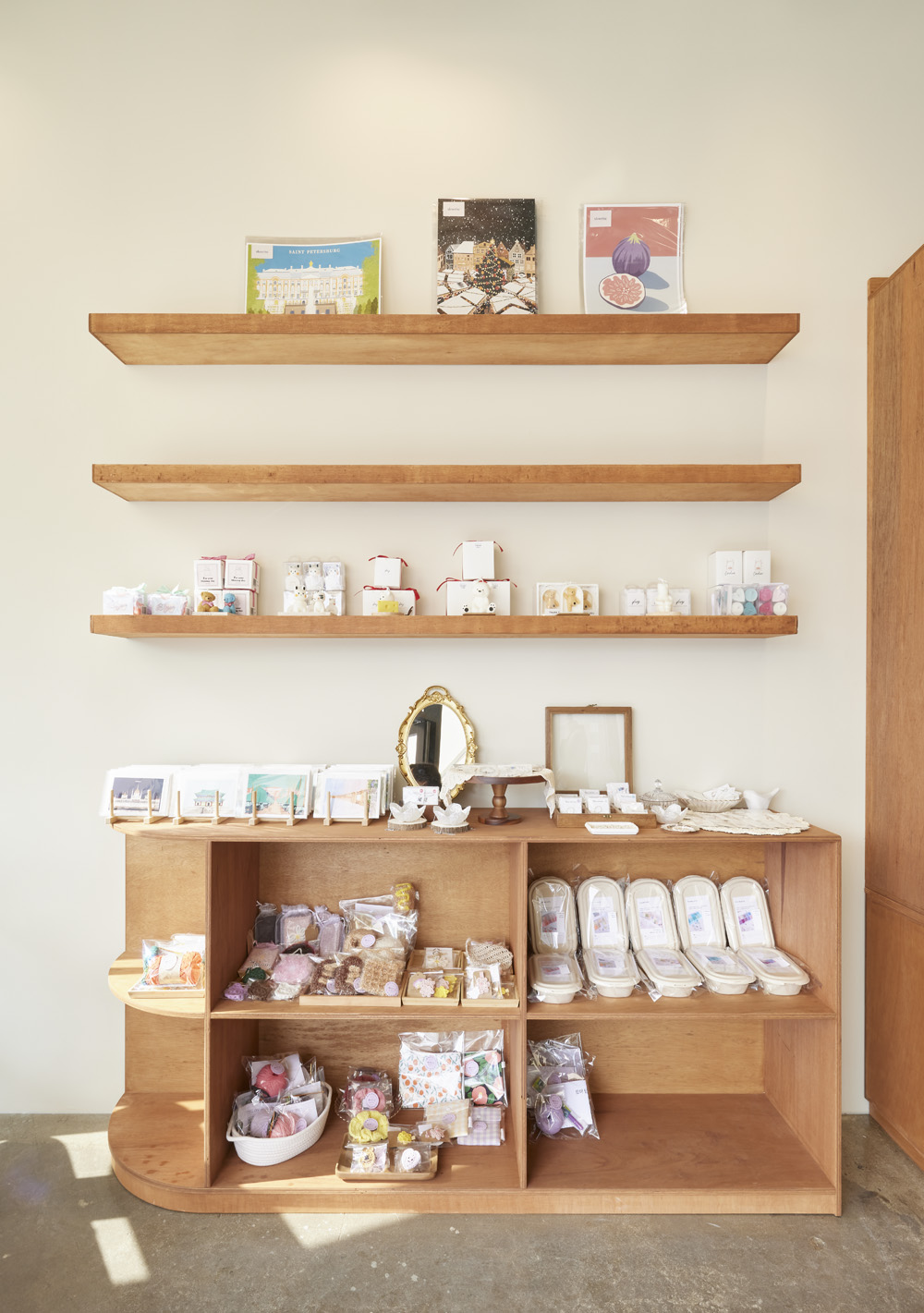 白色与木色交融，打造宁静舒适的室内空间-9