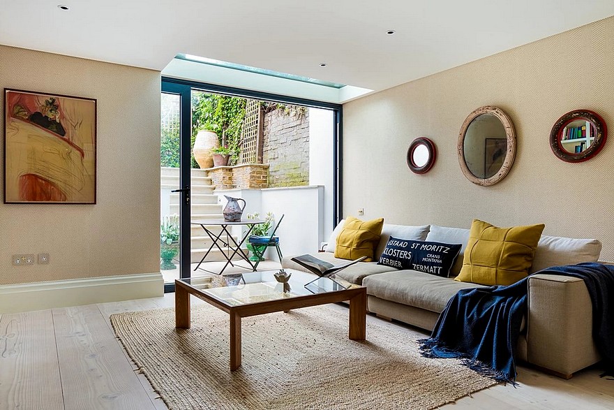 Blue House: London Georgian House Features an Eclectic Mix of Old and New-12