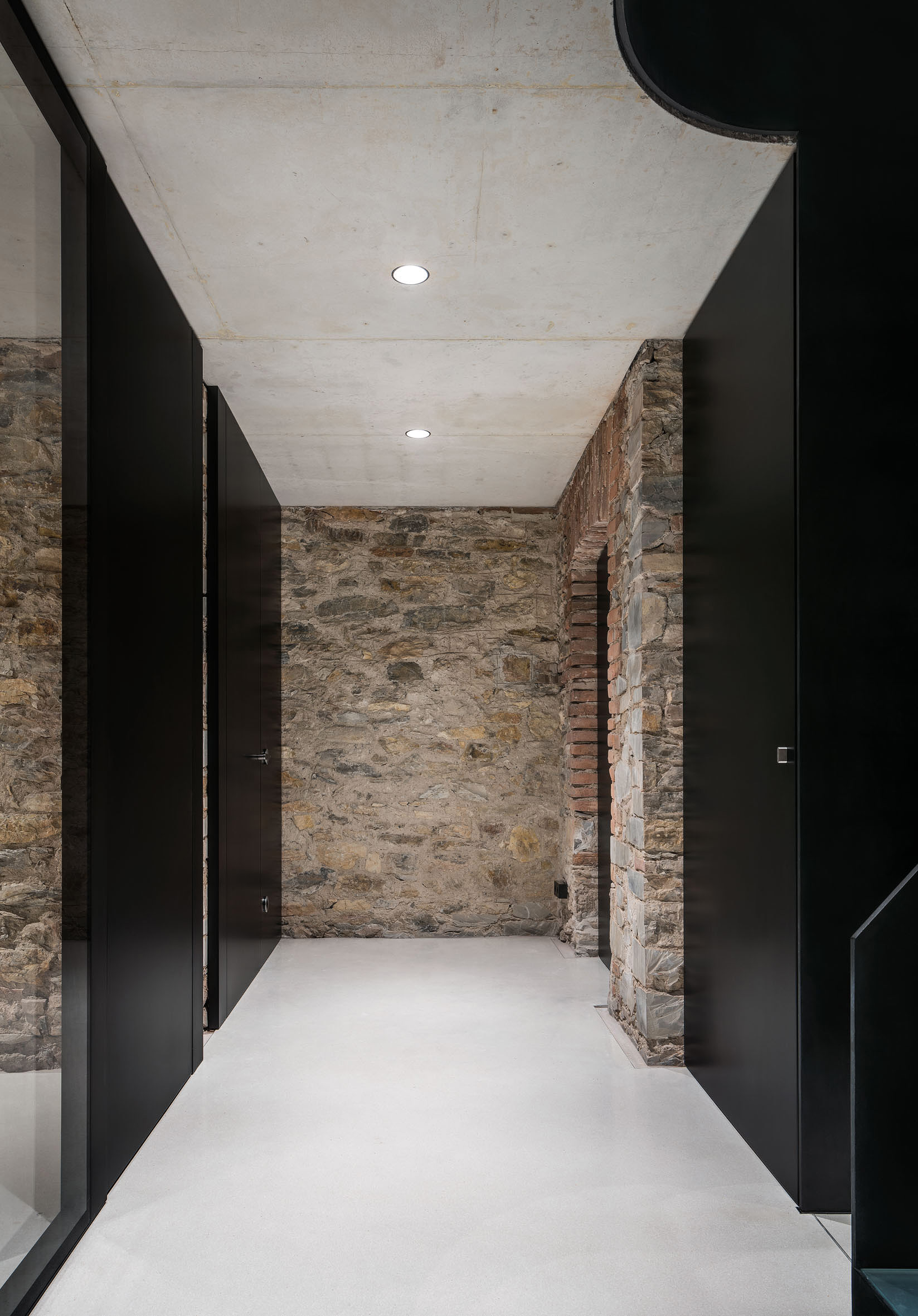 CLASSIC HOUSE SCULPTURE STAIRS-11