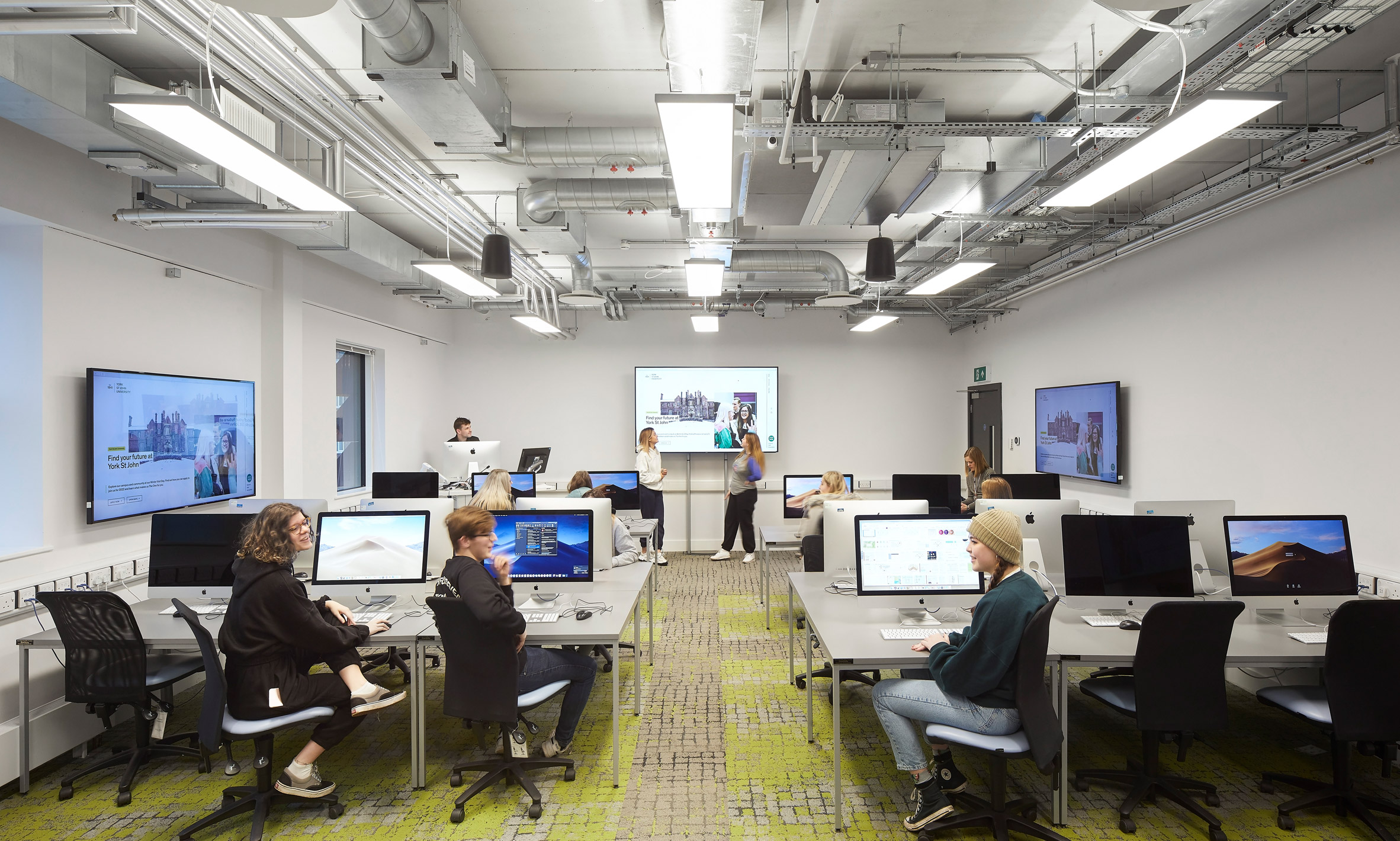 英 York St John University 教学空间,木质“超质感”外墙成焦点-50