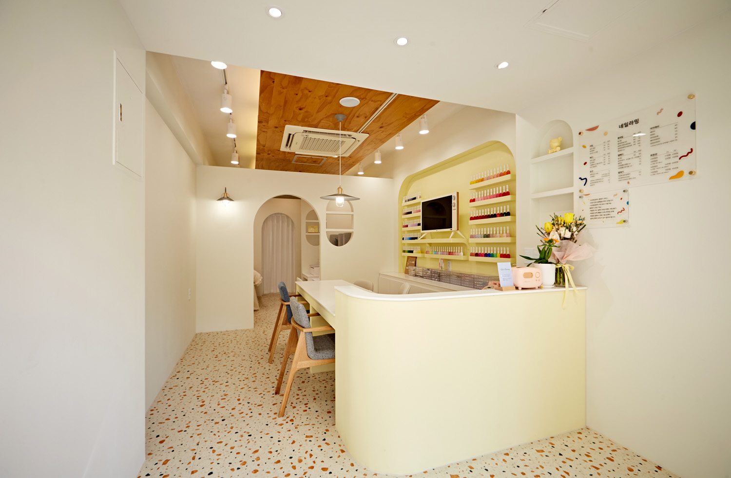 13 平白色与木质小空间的巧妙设计-4