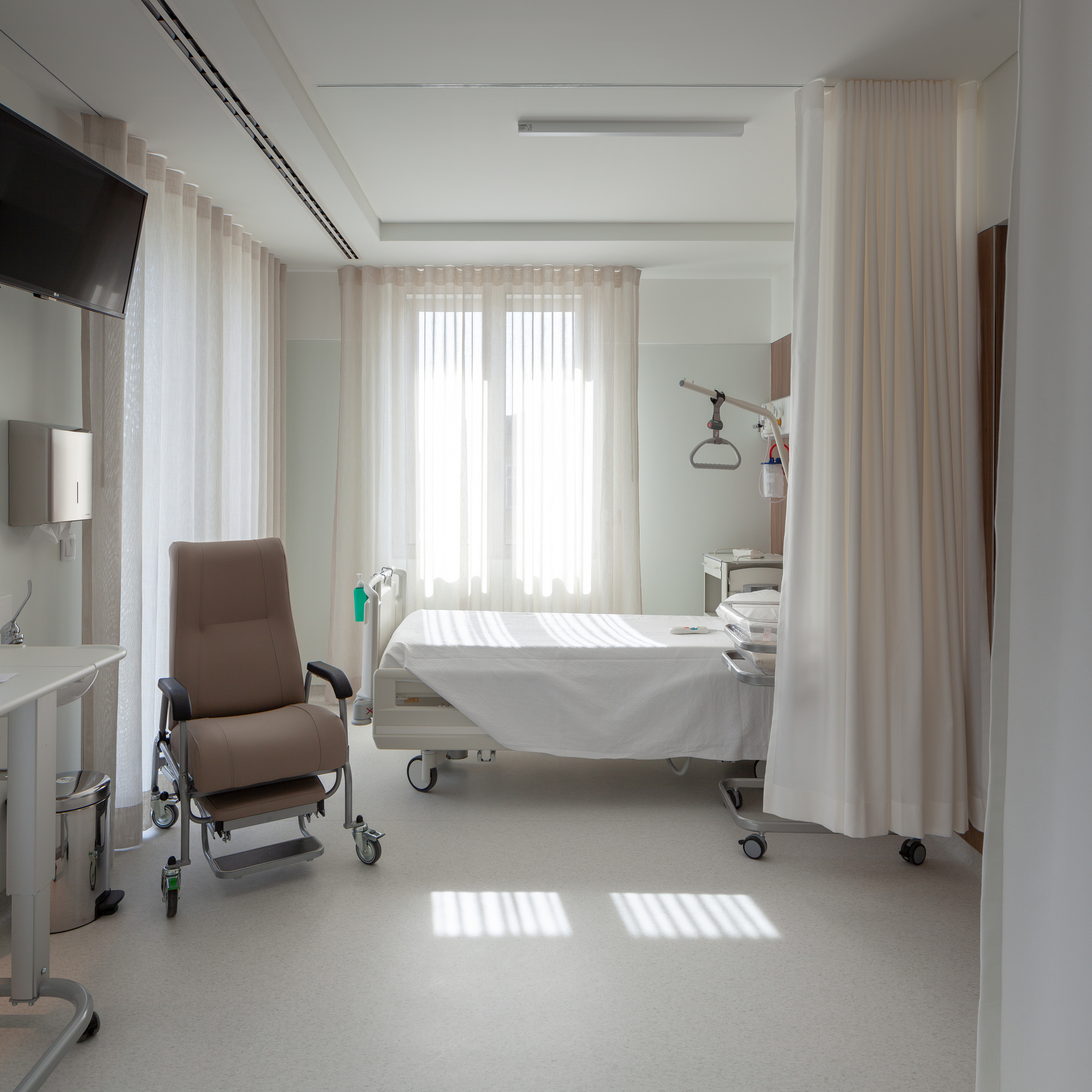 Luz Saúde Vila Real Hospital  / OPENBOOK Architecture-17