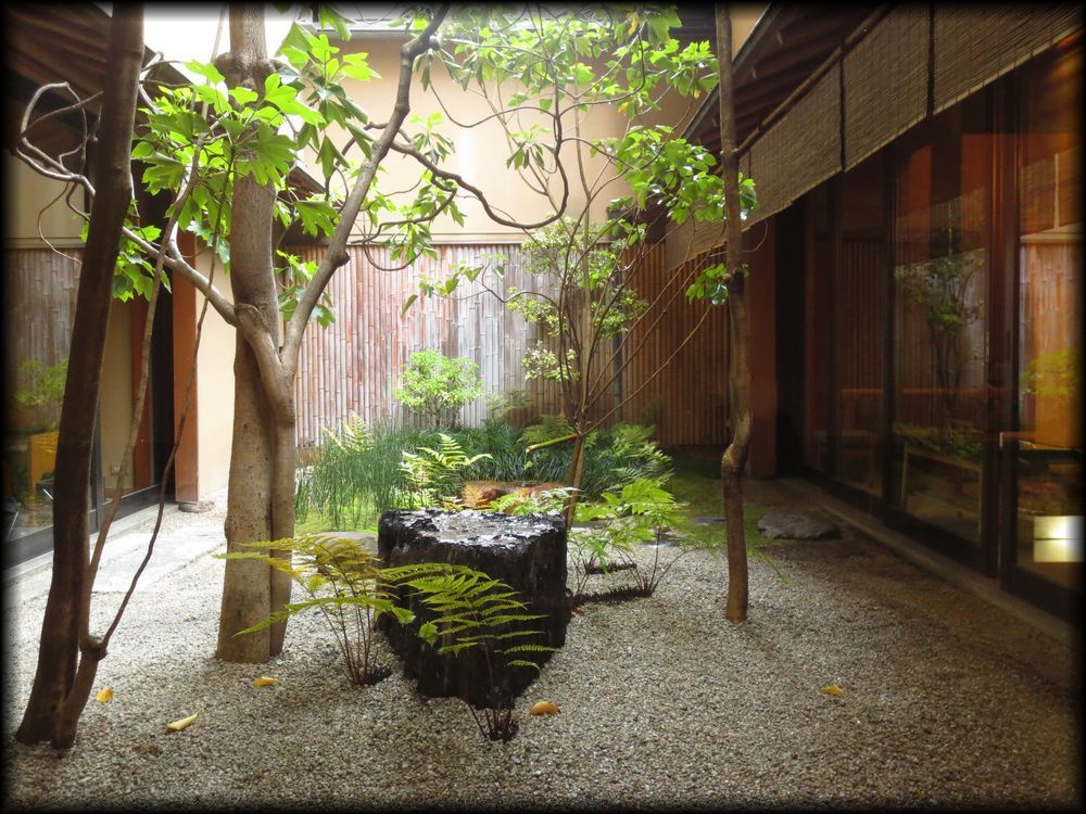 鶴屋吉信本店茶寮「菓遊茶屋」茶室「游心」及坪庭丨日本京都-24