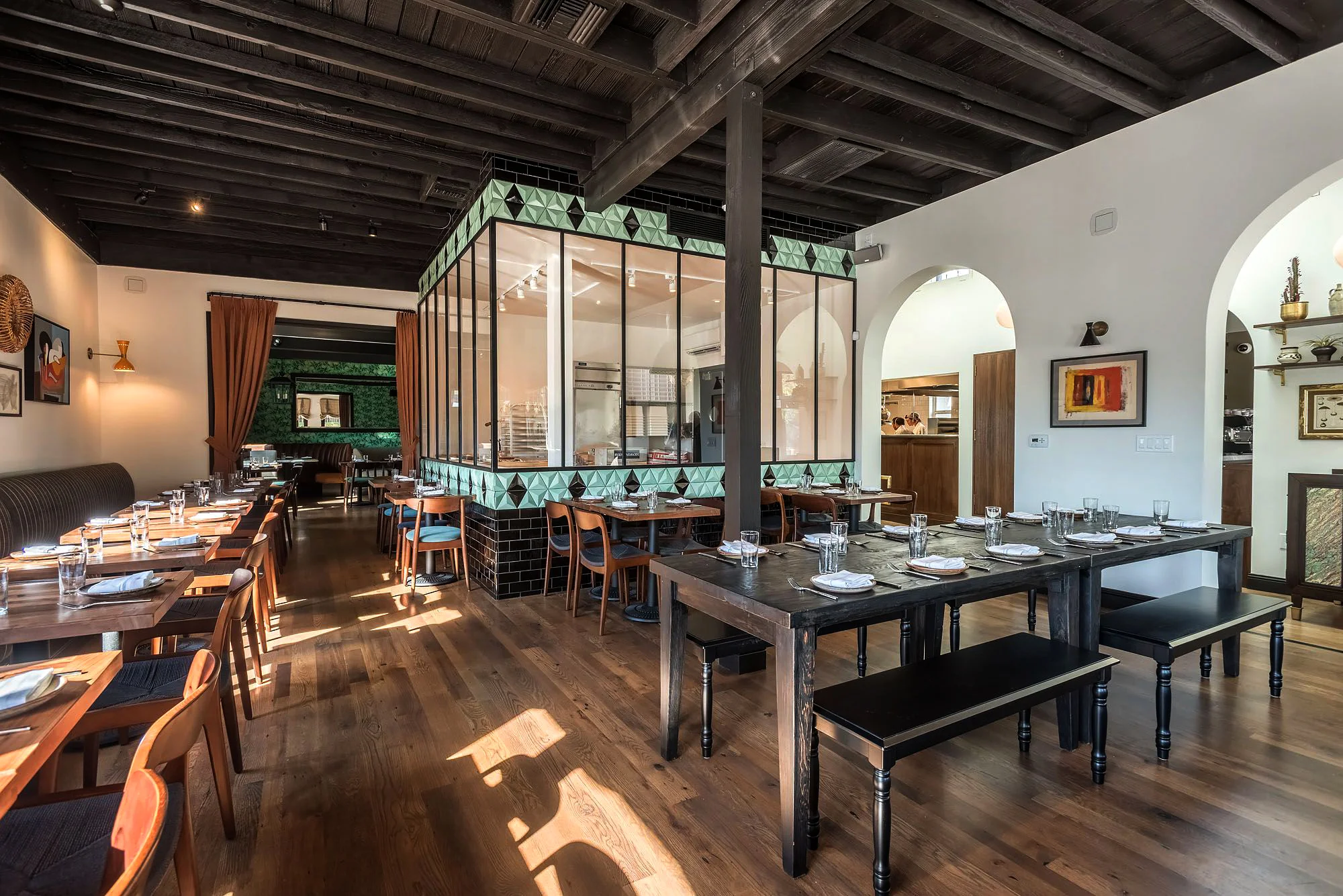 费利餐厅

注：trattoria常见意思是小餐馆；小饭馆；家庭经营的餐厅 ，这里结合语境推测 feli 可能是餐厅名称，所以整体翻译为费利餐厅  丨美国-26