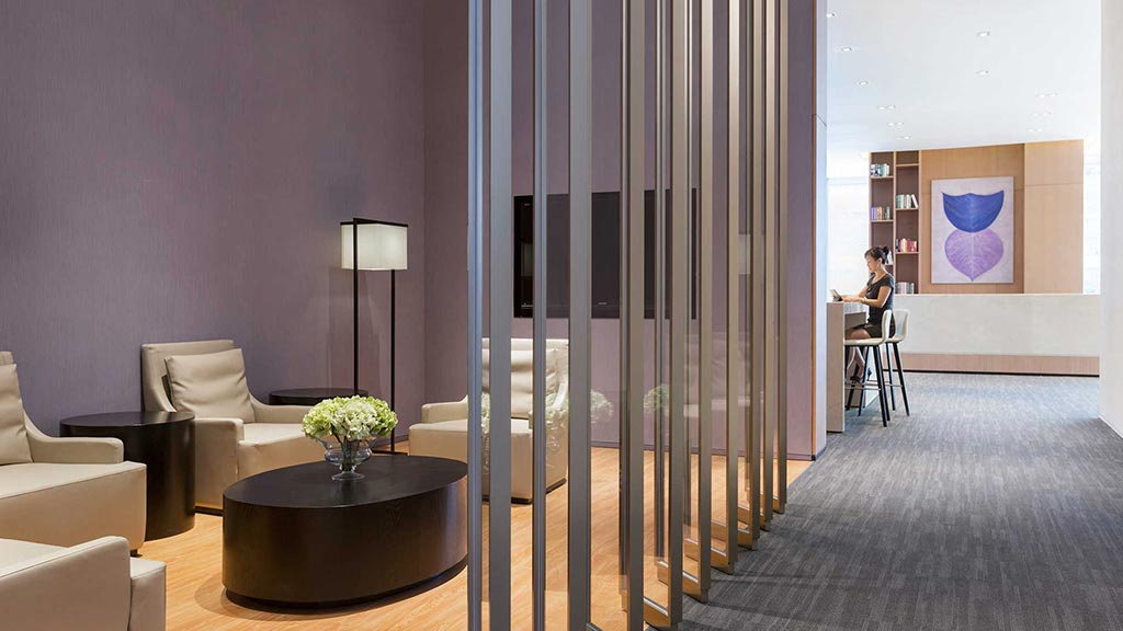 玻璃幕墙中的活力办公空间-2