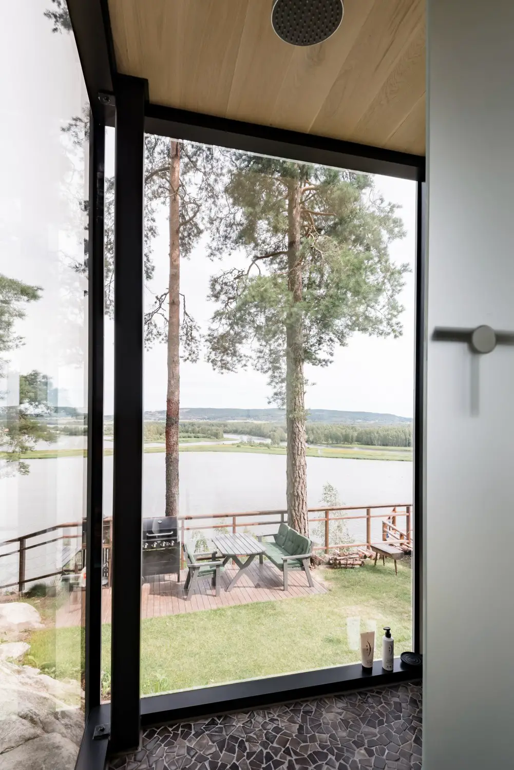 挪威自然中的梦幻玻璃屋-12