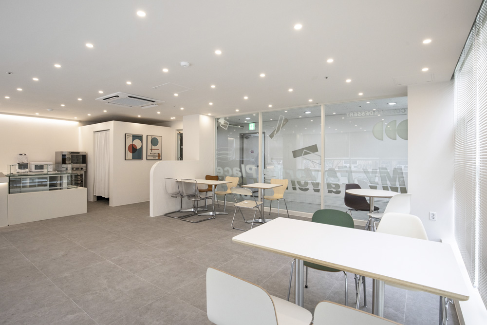 白色调的极简主义 | 17 平米的小户型咖啡厅设计-3