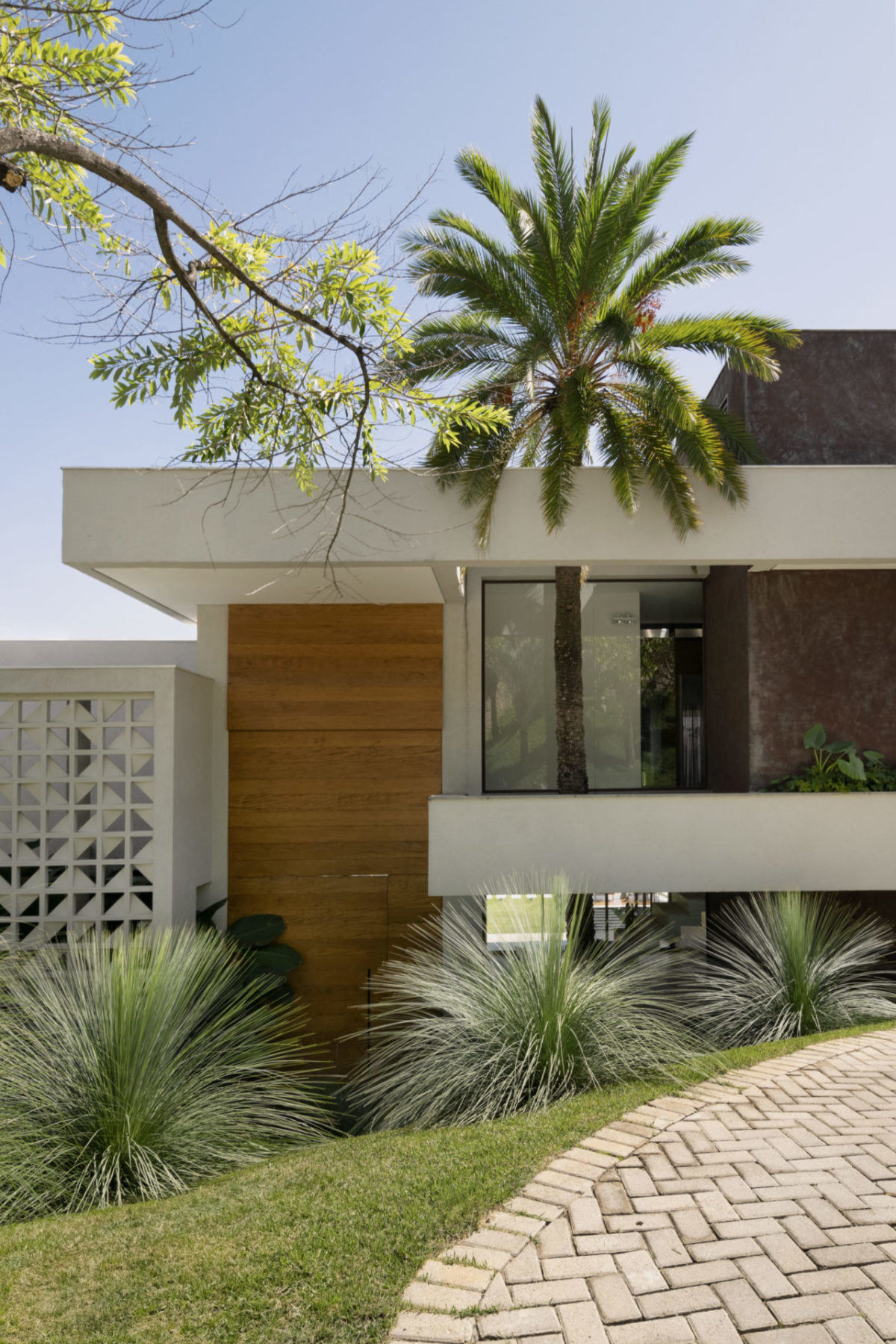 Jardim tropical e integrado à arquitetura em casa mineira - Conexão Decór-2
